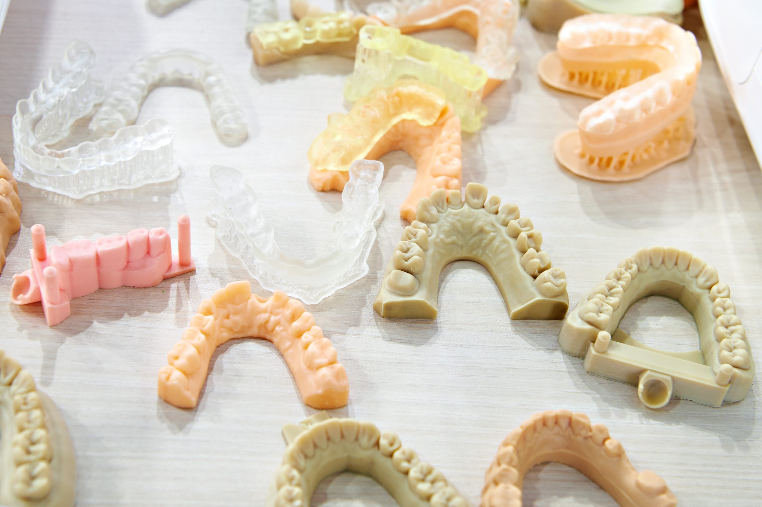 初めての歯科用3Dプリンター導入ガイド｜方式の違いと必要な準備とは？